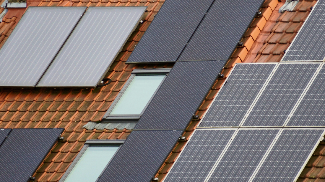 Comparatif : panneaux solaires monocristallins vs polycristallins